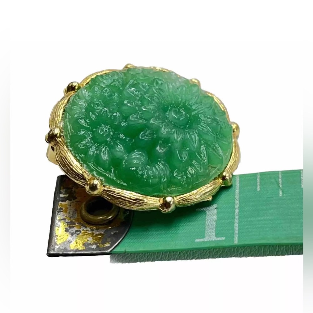 Peking Glass Moulded Vintage Green Floral Gold Tone Clip On Earrings - Picture 4 of 7
